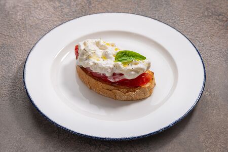 Брускетта с томатами и страчателлой