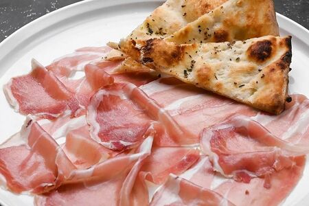 Прошутто с фокаччей