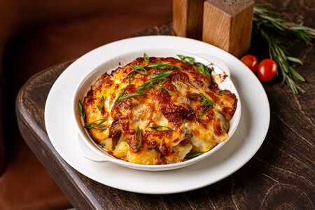 Томленая свинина с печеным картофелем