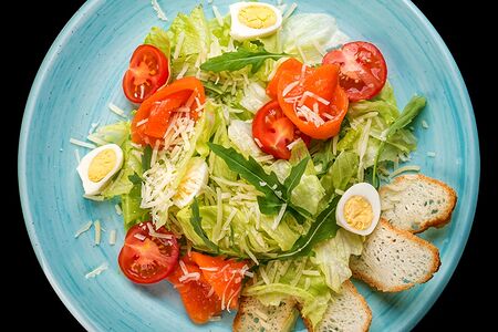 Салат Цезарь с лососем