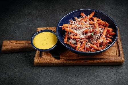 Батат фри, пармезан и манго-майо