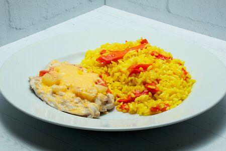 Филе куриное с ананасом, помидором и сыром