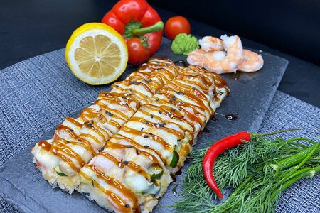 Суши-пицца с креветкой