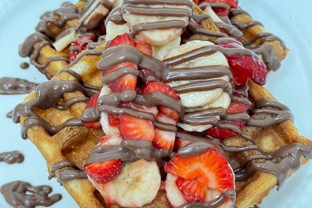 Бельгийские вафли с клубникой, бананом и шоколадно-ореховой пастой