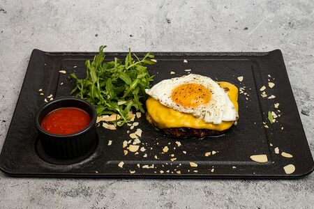 Бифштекс с сыром и яйцом