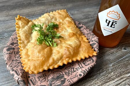 Чебурек с сыром и ветчиной