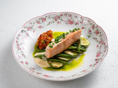 Филе лосося с цукини, стручковой фасолью и соусом берблан