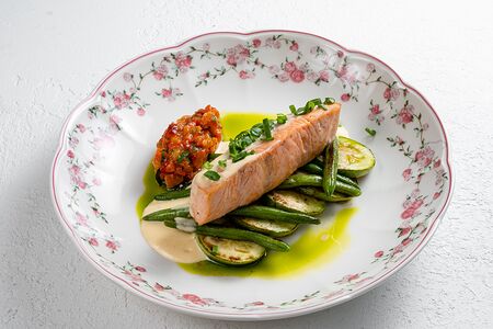 Филе лосося с цукини, стручковой фасолью и соусом берблан
