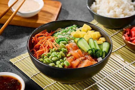 Поке с пряным лососем