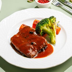 Томлёная говядина с морковью и брокколи