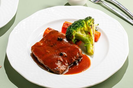 Томлёная говядина с морковью и брокколи