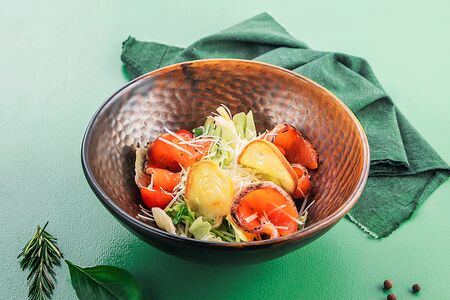 Салат Цезаридзе с лососем