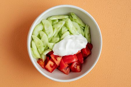 Салат из свежих томатов и огурцов