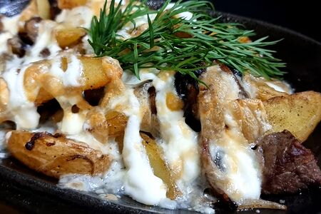 Шипящая сковородка с курицей