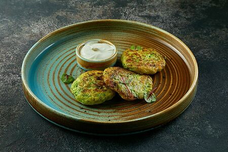 Оладьи из цукини со сметаной 