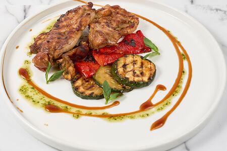 Куриные бёдра с овощами гриль
