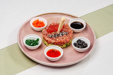 Тар-ар из лосося с лимонно-оливковой заправкой