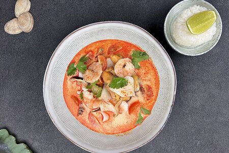 Том ям с морепродуктами