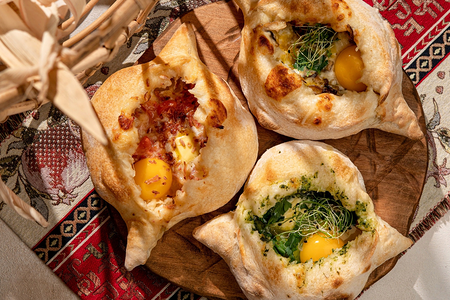 Хачапури с кавказскими травами и шпинатом