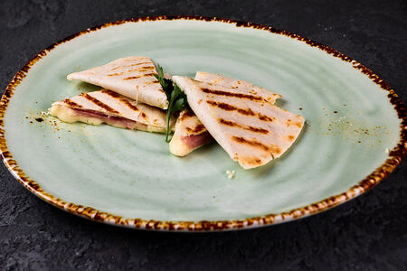 Кесадилья с ветчиной и сыром