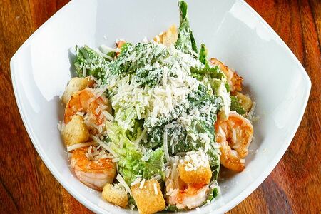 Салат Цезарь с креветками