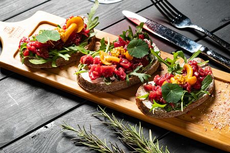 Брускетты с тартаром из говядины, опятами и французской горчицей
