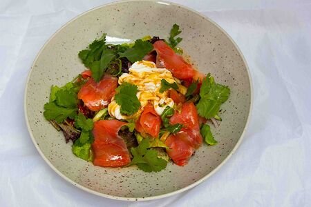 Салат с семгой и творожным сыром 