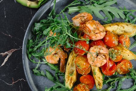 Салат Ермак с тигровыми креветками и авокадо