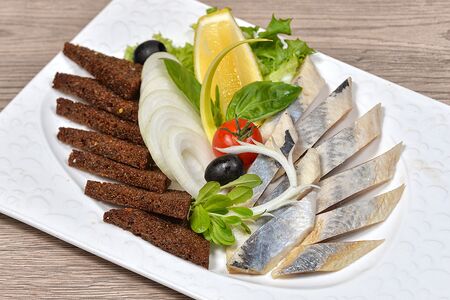 Селедка с гренками