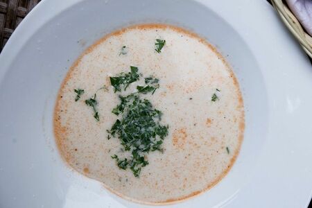 Уха из двух видов рыбы на берёзовом полене