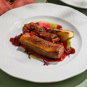 Утиная грудка с грушей и брусникой