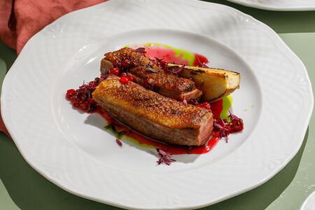 Утиная грудка с грушей и брусникой