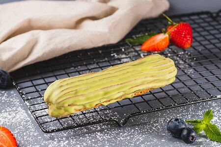 Эклер с фисташковым кремом