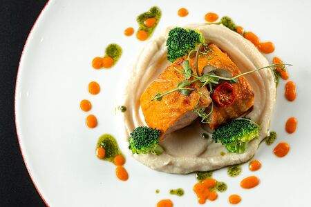 Лосось на гриле с кремом из цветной капусты