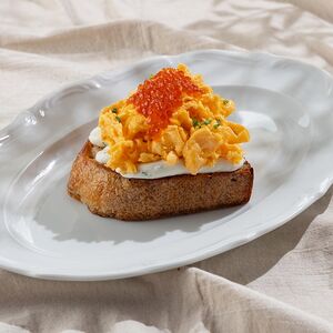 Тартин со скремблом и красной икрой 