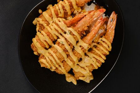 Креветки темпура на рисовой подушке