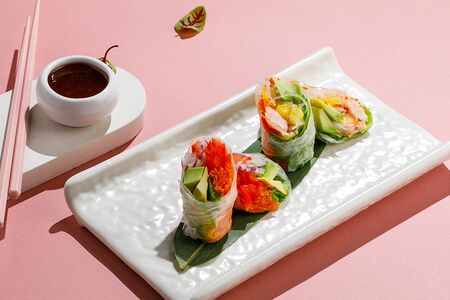 Фреш-ролл с овощами и арахисовым соусом