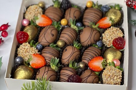 Подарочный набор из клубники в молочном шоколаде М Молочный коктейль