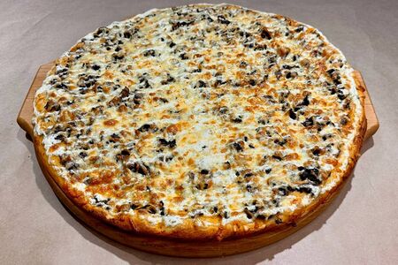 Пицца с грибами и сыром