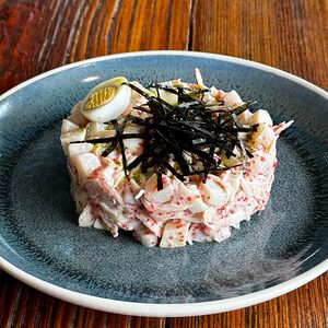 Салат с кальмаром и крабом