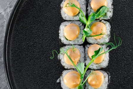 Острый ролл с лососем