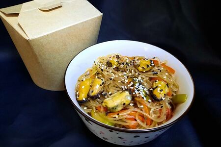 Фунчоза с мидиями