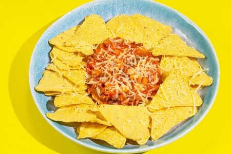 Чили кон карне с хрустящими начос и сыром пармезан