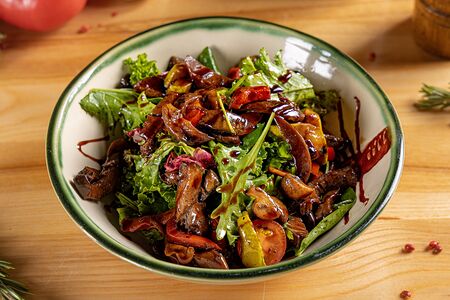 Теплый салат из говядины