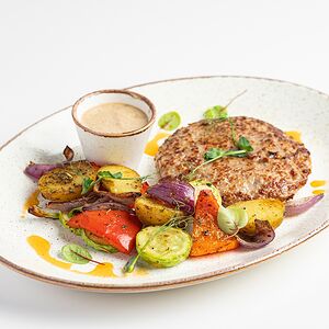 Рубленая котлета с овощным соте