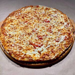 Пицца с ветчиной и помидорами