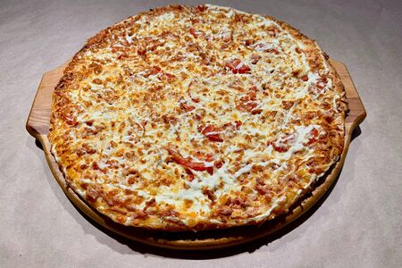 Пицца с ветчиной и помидорами