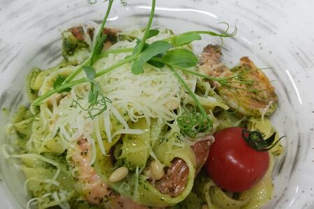 Паста с креветками с соусом песто