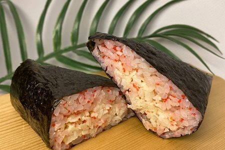 Онигири с крабом