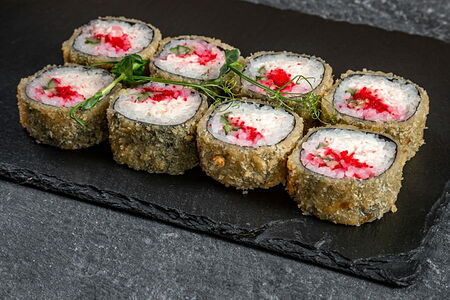 Тёплый ролл со снежным крабом и икрой тобико